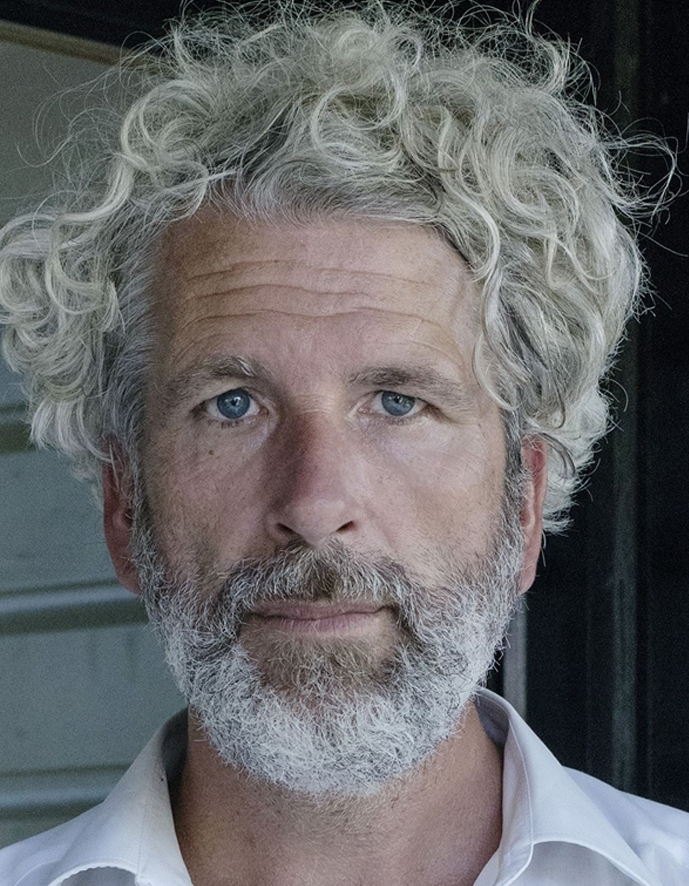 * DIRK STERMANN liest aus seinem aufsehenerregenden Roman \